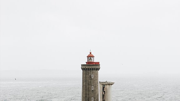 Ein Leuchtturm an der Felsenküste